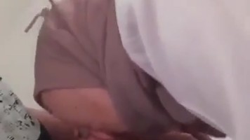 Cewek Jilbab Tersenyum Lanjut Nyepong