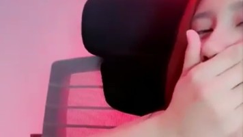 Host Cantik Desah Melet Bikin Candu